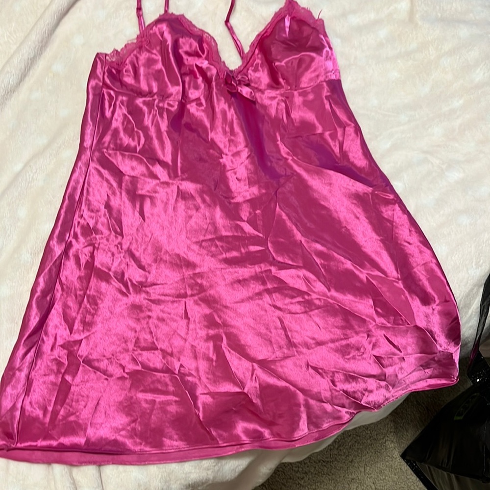 Med fushia pink la senza chemise! Adjustable straps and lace detail